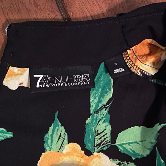 Yellow rose sleeveless blouse with bow at neck - Picture 3 of 3